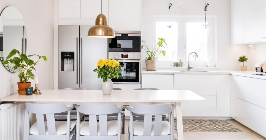 Cuisine moderne avec îlot central équipé de plaques à induction et évier intégré