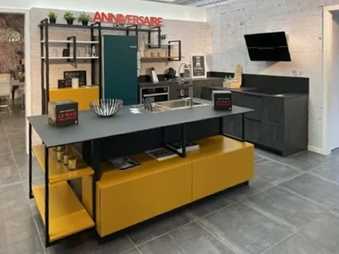 Salle de bain moderne avec double vasque encastrée, meuble-lavabo blanc à tiroirs avec poignées noires, plan de travail en quartz blanc veiné